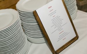 menu ja lautasia pinossa